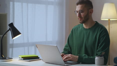 Müdigkeit-Und-Nackenschmerzen-Während-Der-Arbeit-Mit-Notebook-Erwachsenen-Mann-Ist-Das-Tippen-Auf-Der-Tastatur-Und-Körperliche-Bewegung-Zur-Vorbeugung-Von-Osteochondrose